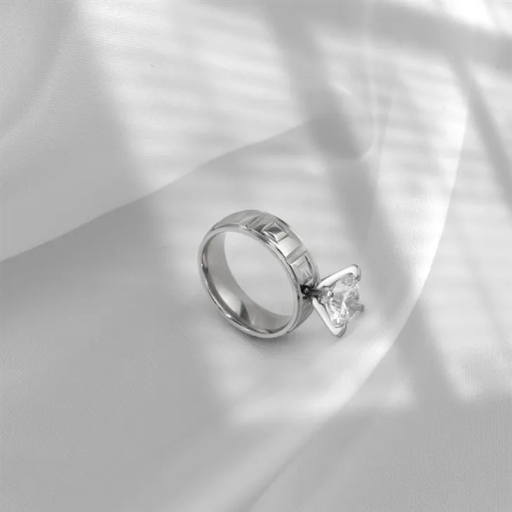 Silver Solitaire Zircon Engagement Ring With Geometric Band suppliers